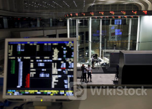 日経平均は小幅続伸、日銀会合やFOMC控え持ち高調整 円安と綱引き